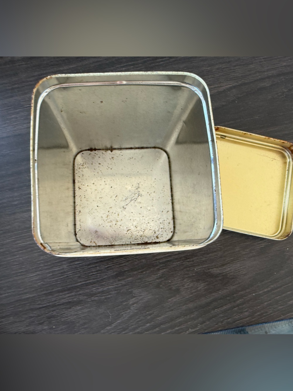 Vintage Hallmark Flower Rusty Tin box with lid - Picture 6 of 7